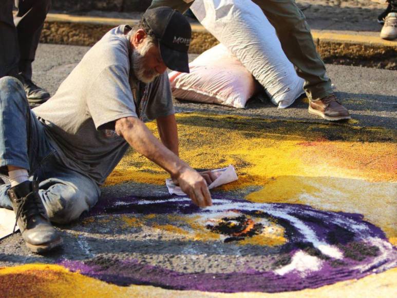 ¡Fervor y arte en Semana Santa! Inicia elaboración de alfombras en la avenida Cervantes