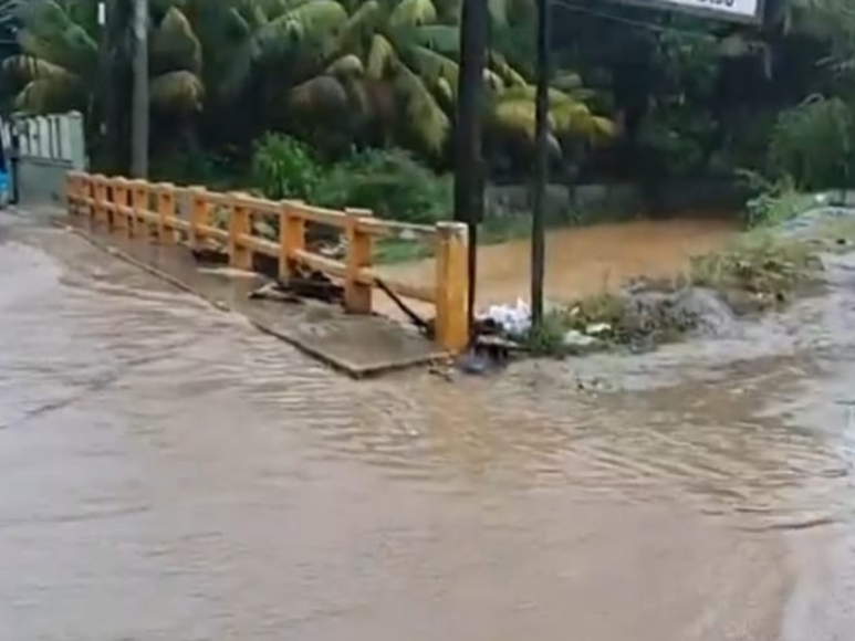 Derrumbes y mar revuelto, efectos del frente frío en Roatán