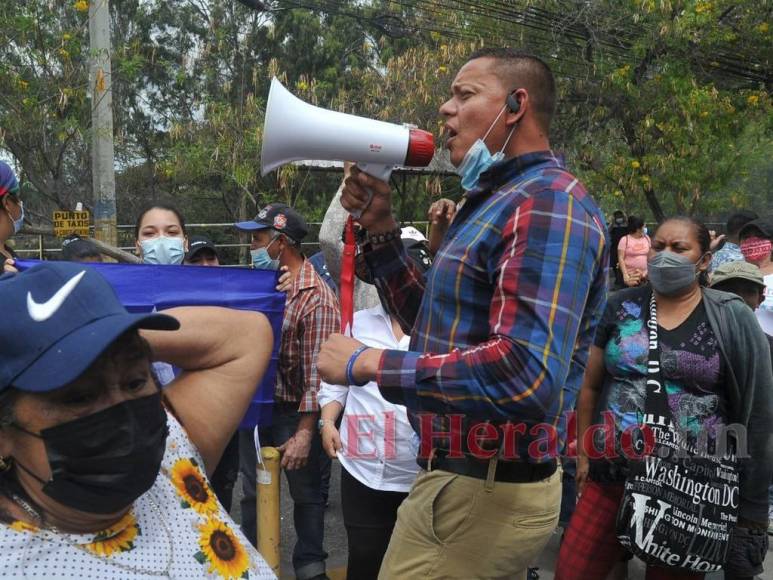 Simpatizantes de JOH protestan frente a la CSJ en apoyo a petición de arresto domiciliario (FOTOS)