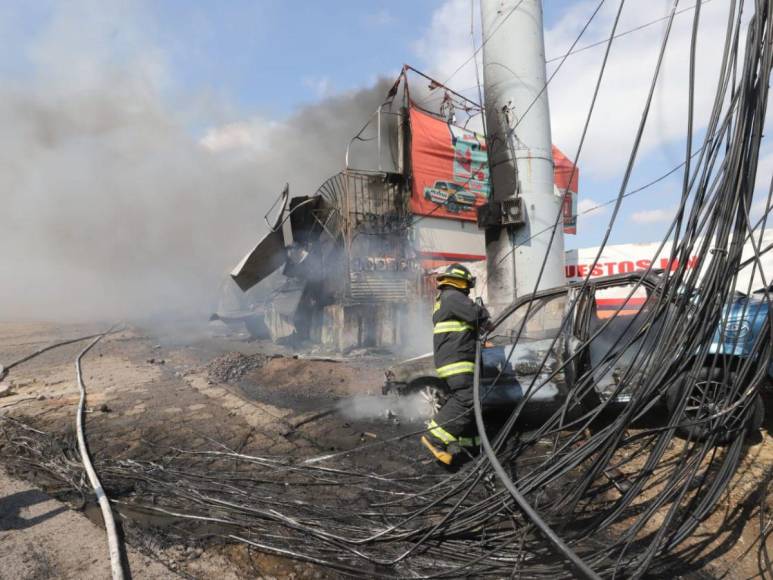 Una llantera, licorera y tienda ropa: negocios afectados por incendio en La Pradera