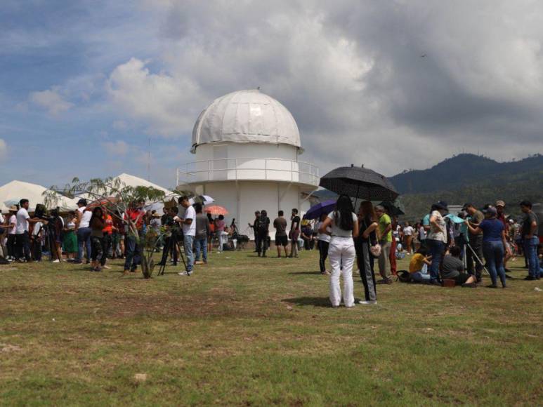 Gran afluencia de capitalinos a Observatorio Astronómico de UNAH por eclipse anular