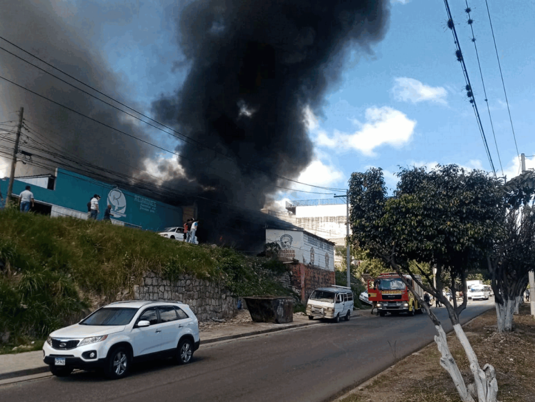 Imágenes del brutal choque de una rastra en El Carrizal; hay dos muertos