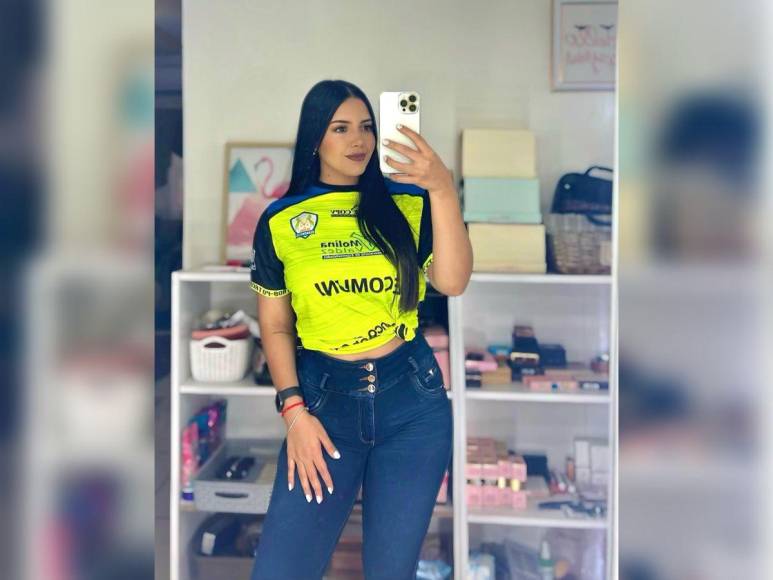 Stephanie Lobo, la aficionada que con su belleza engalana los partidos del Olancho FC