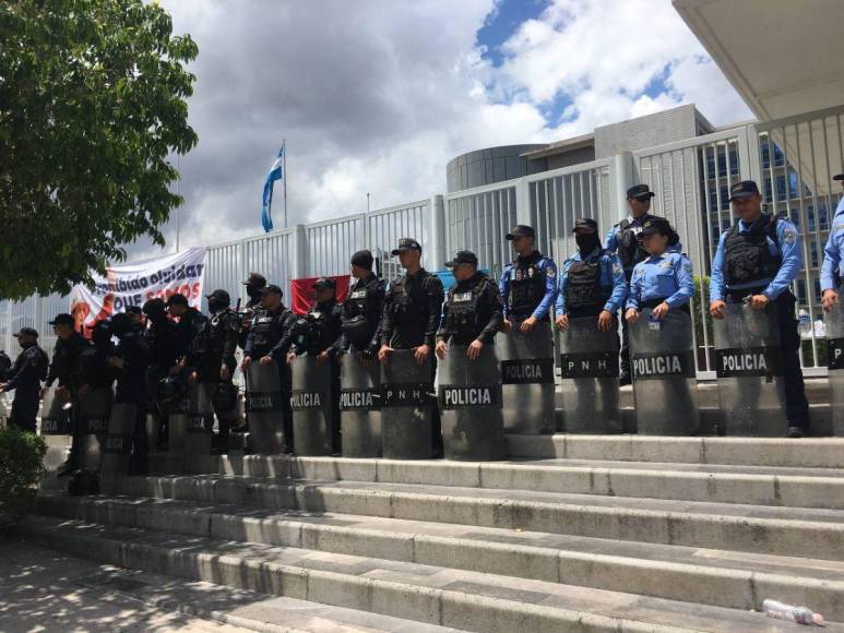 Policía llega al CCG ante tomas de colectivos de Libre; no los desalojarán