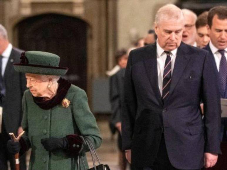 ¿Cuáles eran las funciones de la reina Isabel II en el trono británico?