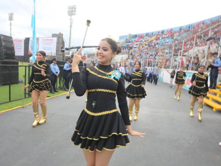 Lauren Mejía, la palillona de la hermosa sonrisa en la Normal Mixta Bilingüe