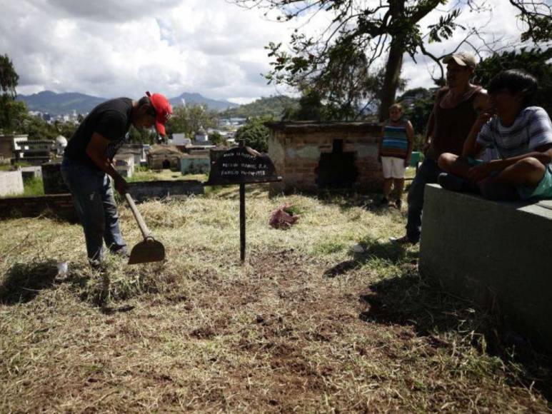 Con flores, coronas y hasta camisetas capitalinos acudieron a cementerios por el Día de Difuntos