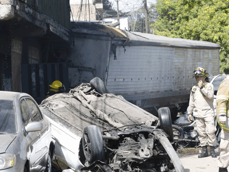 Luto y destrucción: impactantes fotos del choque de una rastra en El Carrizal