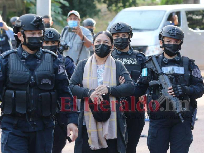 Rápido operativo y fuerte resguardo policial, así fue la extradición de Herlinda Bobadilla a EEUU (FOTOS)