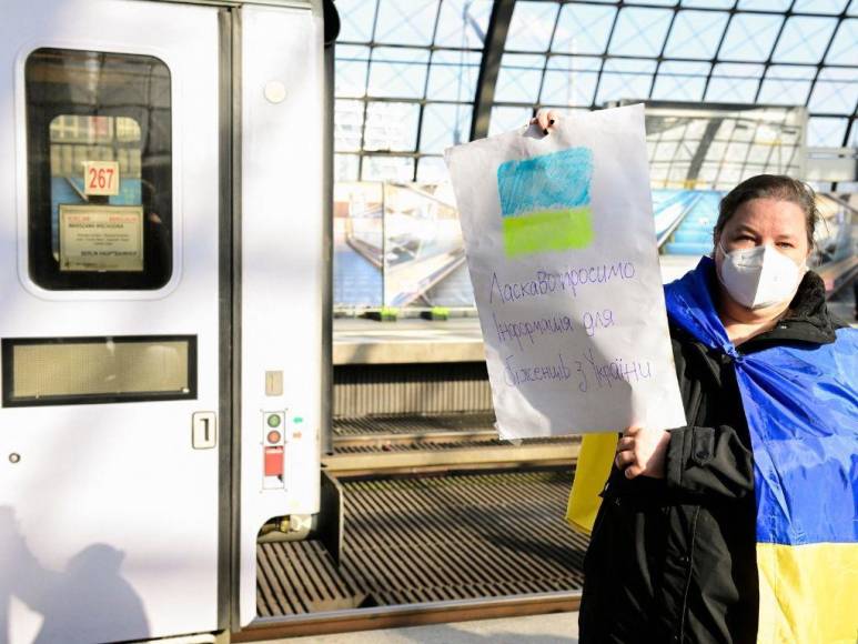 Ucranianos cansados y emocionados llegan en tren a Berlín tras escapar de la guerra