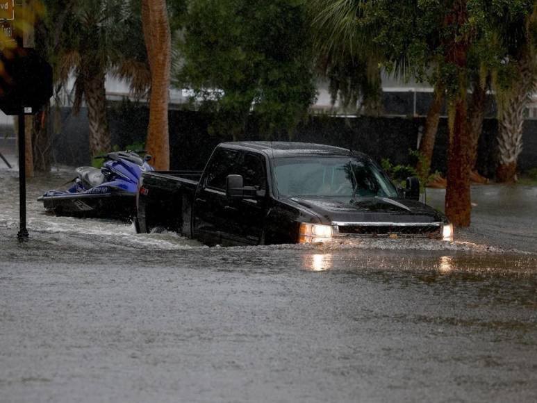 Idalia llega a Florida con tormentas catastróficas y vientos dañinos