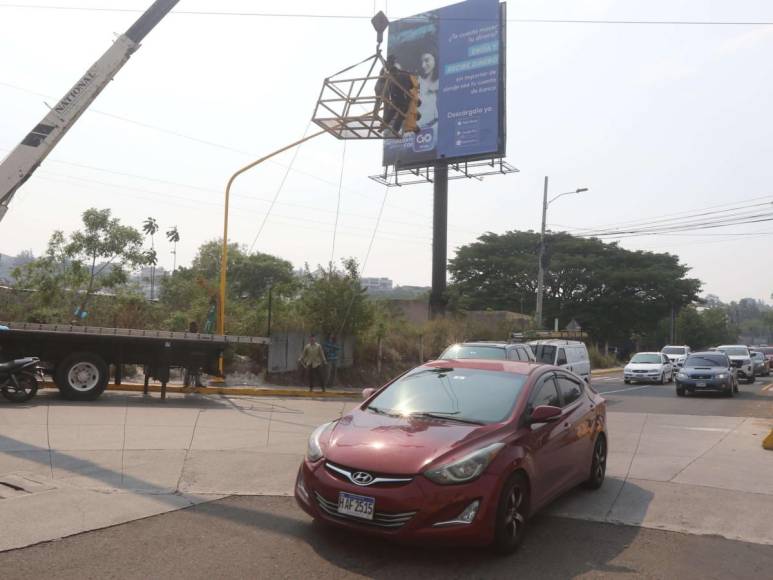 Instalan semáforo para que buses ingresen al mercado Perisur