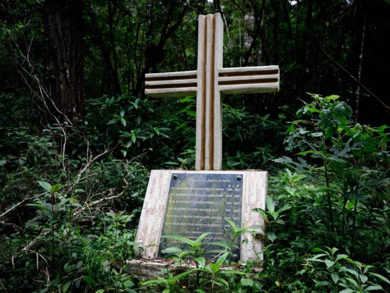 Una cartera con las iniciales HH, escombros y un monumento: nuevas fotos de la zona donde murió Hilda Hernández