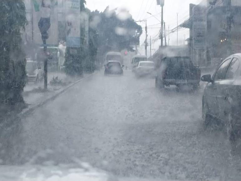 Fuertes lluvias provocan inundaciones en las calles de la capital