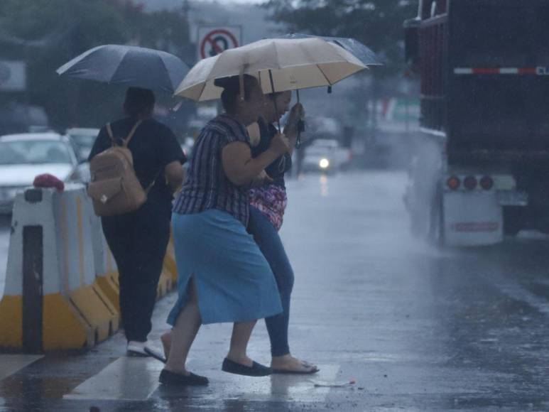 Calles inundadas y tráfico vehicular tras fuerte lluvia en Tegucigalpa