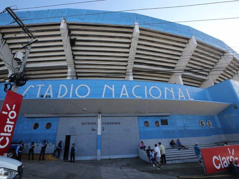 Fiesta bicolor: así se vive el ambiente en las afueras del Estadio