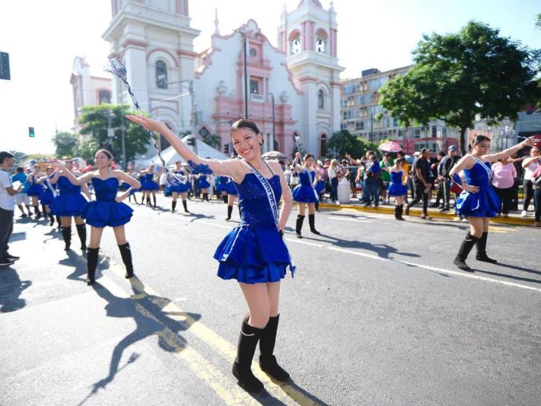 Palillonas de la zona norte de Honduras se vistieron de gala para rendir honor en desfiles patrios 2024