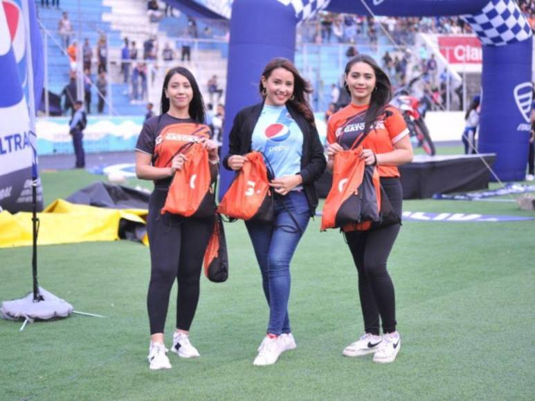 Hermosas chicas roban miradas en la final de ida Motagua-Olimpia