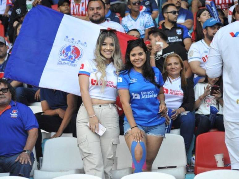 Hermosas chicas roban miradas en la final de ida Motagua-Olimpia