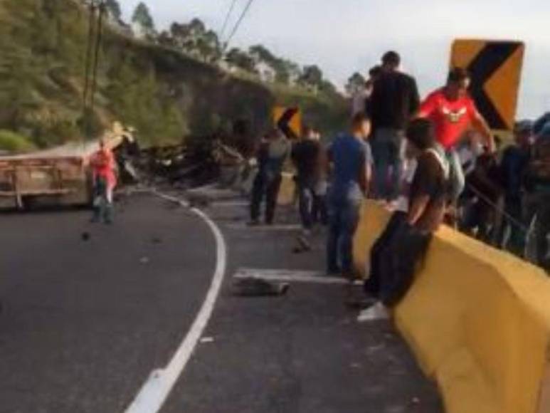 Las estremecedoras imágenes del fatal accidente que dejó dos muertos en la cuesta de La Virgen