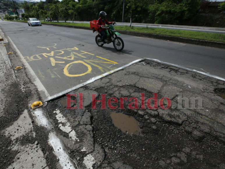 Con círculos blancos y mensajes, capitalinos exigen a la Alcaldía reparación de baches