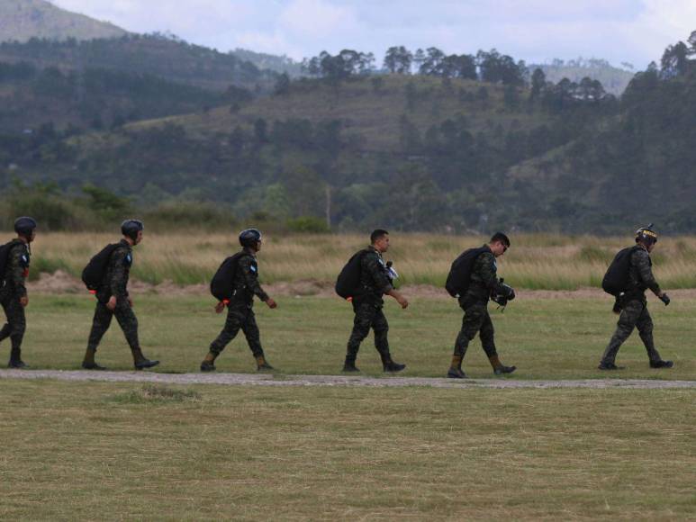 Así se preparan los paracaidistas antes de los desfiles patrios