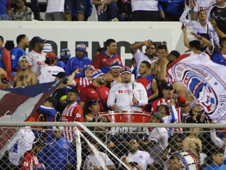 ¡Con juego de luces! Así celebró la Ultra Fiel el triunfo del Olimpia