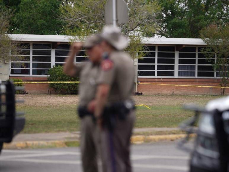 Terror, zozobra y dolor, lo que se sabe de la masacre que dejó 15 muertos en una escuela de Texas