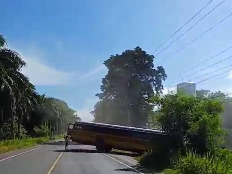 Las imágenes del fuerte choque entre bus y taxi en Cortés que segó una vida; hay un herido en el hospital