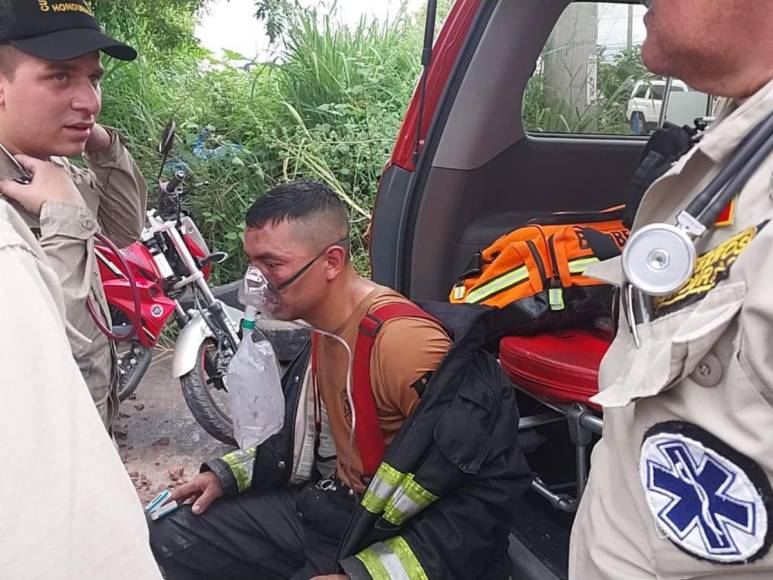 Exhaustos y auxiliados: bomberos tras controlar incendio en el Hato