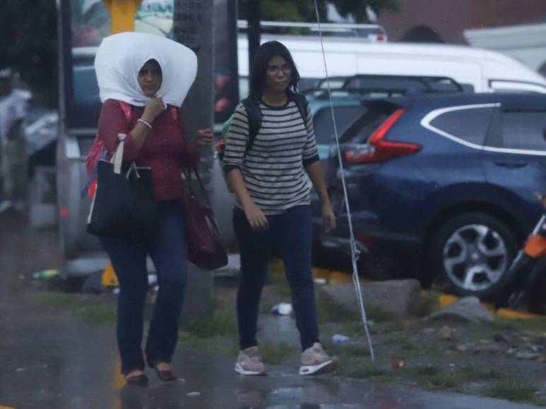 Calles inundadas y tráfico vehicular tras fuerte lluvia en Tegucigalpa