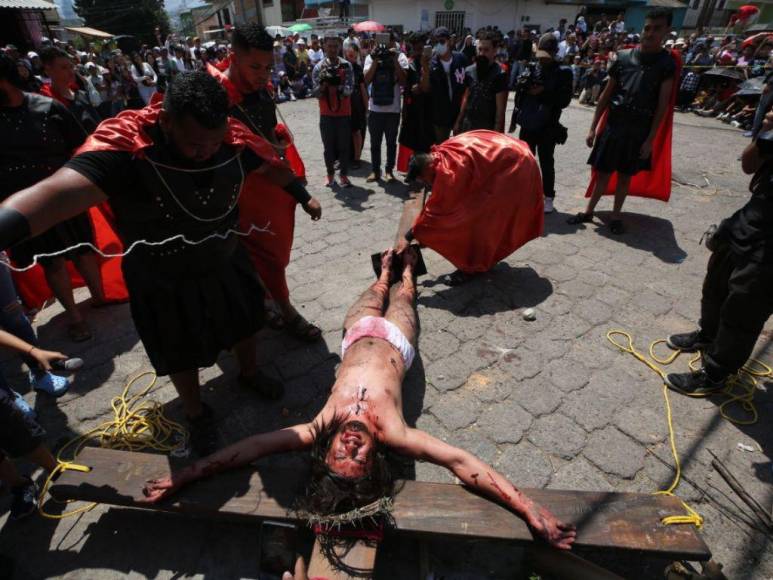 Las 25 imágenes más espectaculares de los Vía Crucis en Tegucigalpa