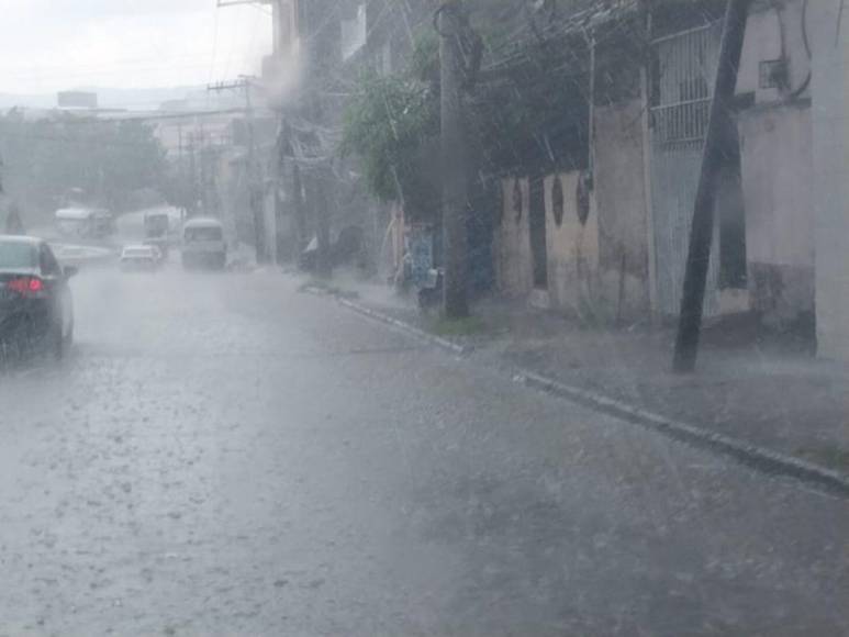 Fuertes lluvias provocan inundaciones en las calles de la capital