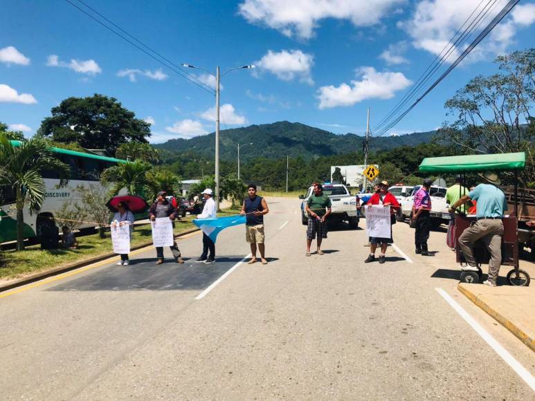 “¡Ya basta de tantos apagones!”: Así fue la toma de carretera en Campamento, Olancho