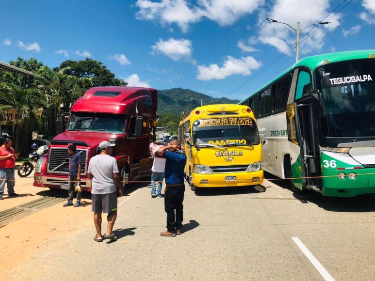 “¡Ya basta de tantos apagones!”: Así fue la toma de carretera en Campamento, Olancho