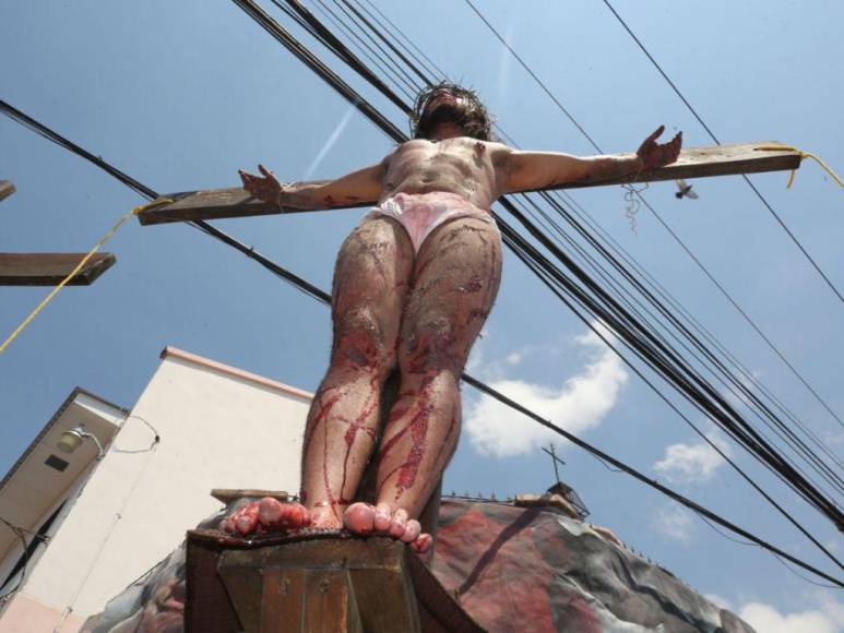 Las 25 imágenes más espectaculares de los Vía Crucis en Tegucigalpa