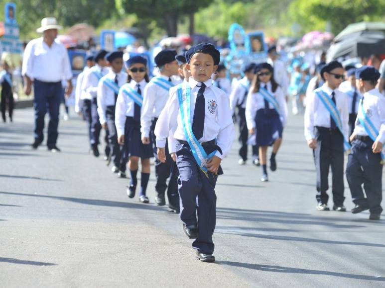 Bandas, pelotones y cadetes también brillaron en desfiles patrios de educación básica