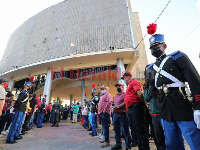 Con piñatas y sin vallas, el ambiente en los bajos del Congreso Nacional previo instalación de primera legislatura (FOTOS)