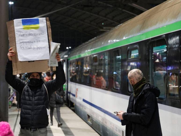 Ucranianos cansados y emocionados llegan en tren a Berlín tras escapar de la guerra