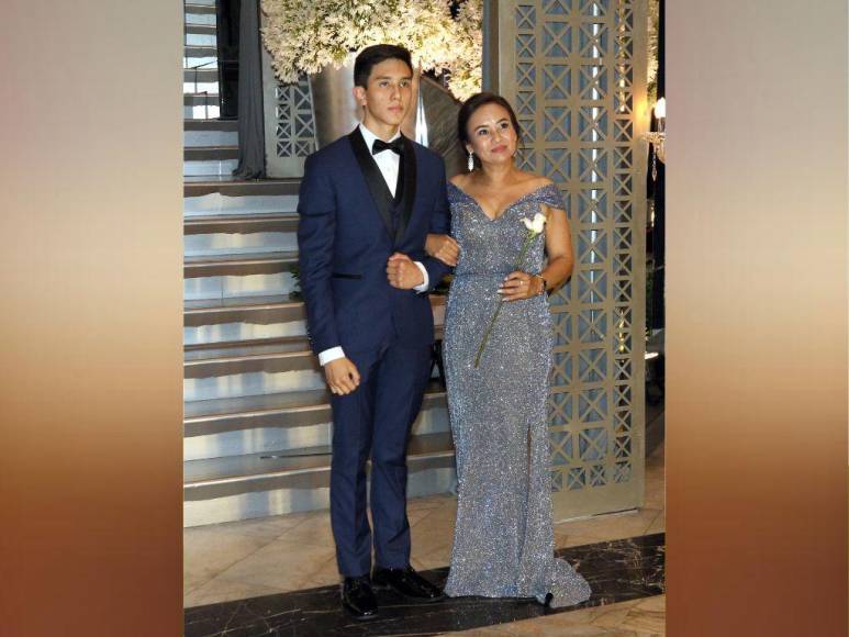 Festejo y glamour, así desfilaron junto a sus padres los seniors 2022 de la Estancia School