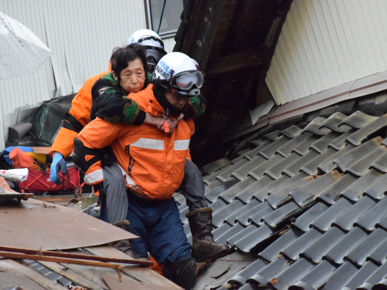 Nuevas réplicas de sismos en Japón; continúa la búsqueda de sobrevivientes