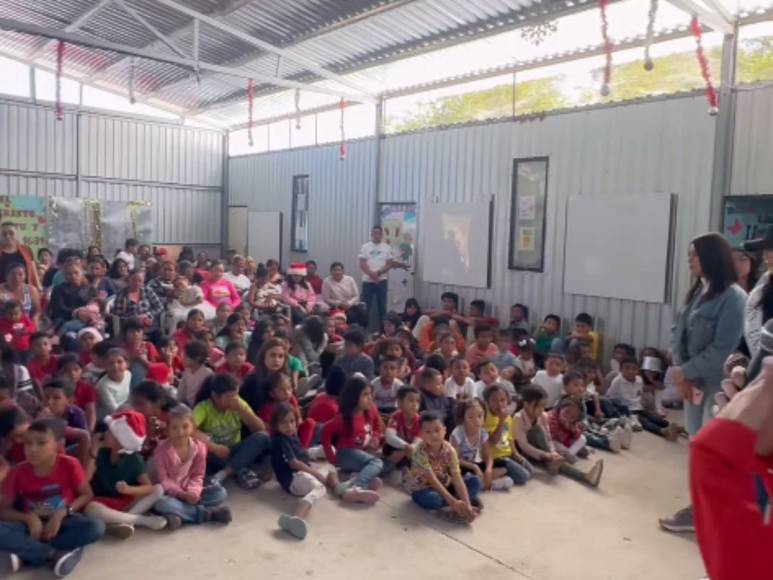 Zu Clemente participa en entrega de comida a familias del Crematorio