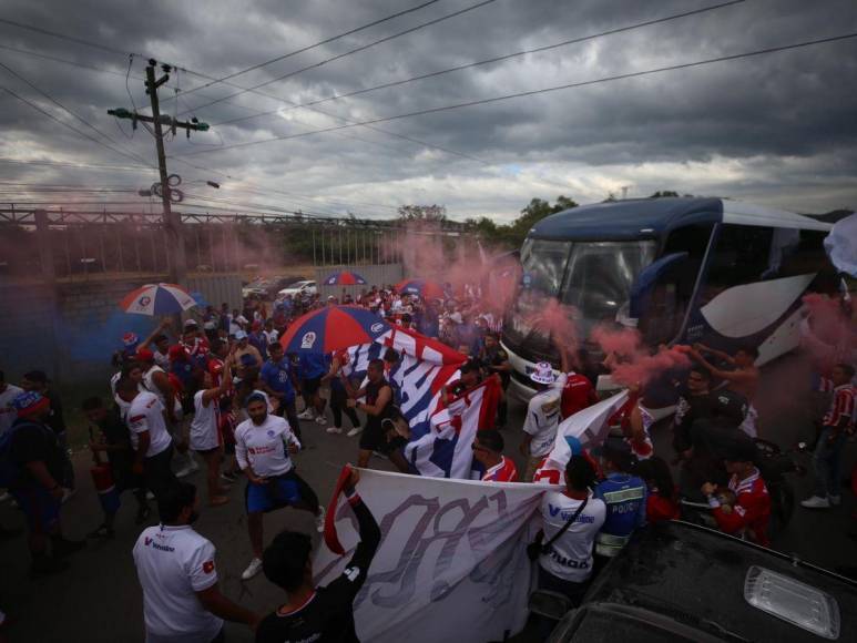 La gran llegada de la Ultra Fiel al primer partido de Olimpia en el Clausura 2024