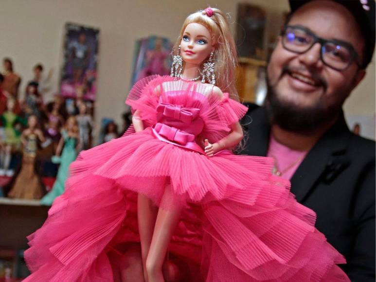 Del quirófano al mundo de Barbie: La sorprendente colección de más de 200 muñecas de cirujano mexicano