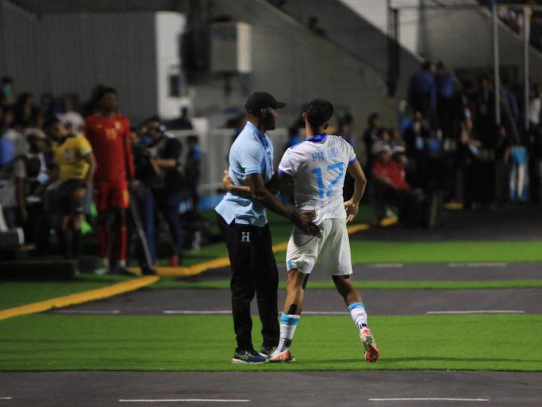 Ovaciones, los consejos de Rueda a Ruiz, ola de celebraciones y todo lo que no se vio en la goleada de Honduras ante Granada