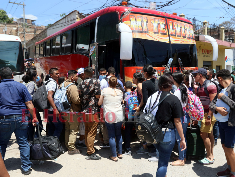 Abarrotadas las terminales de buses en la capital tras asueto por Semana Santa