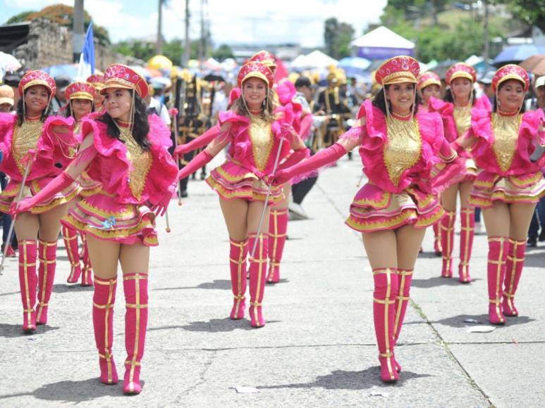 Bellas palillonas del Instituto Vuelo de Águila destacan en desfiles patrios