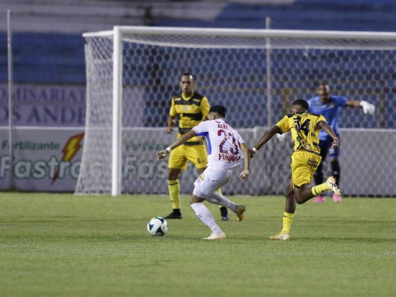 Lluvia de amarillas, polémica y crisis aurinegra: las imágenes del triunfo de Olimpia sobre Real España