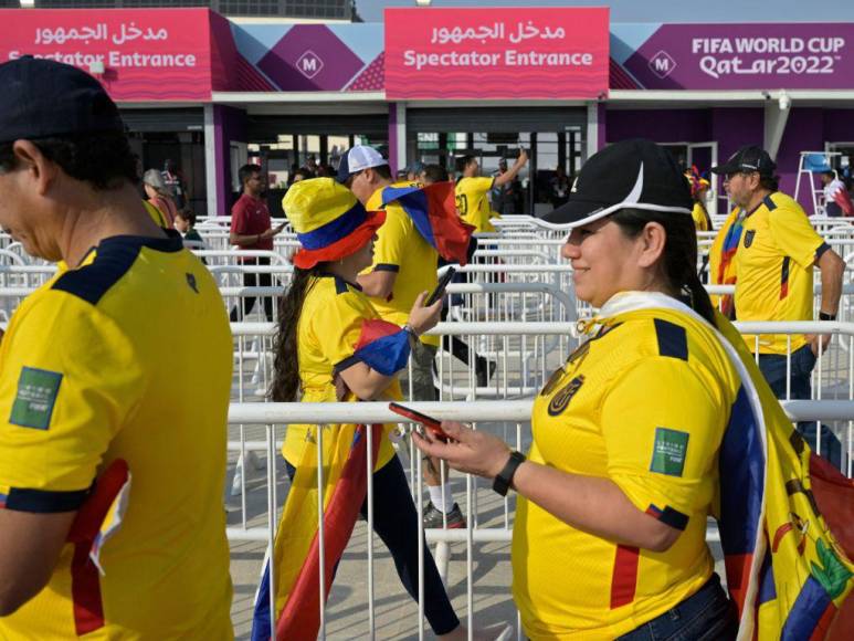 ¡Fiesta total! Así vivieron los aficionados del Mundial el duelo Qatar vs Ecuador