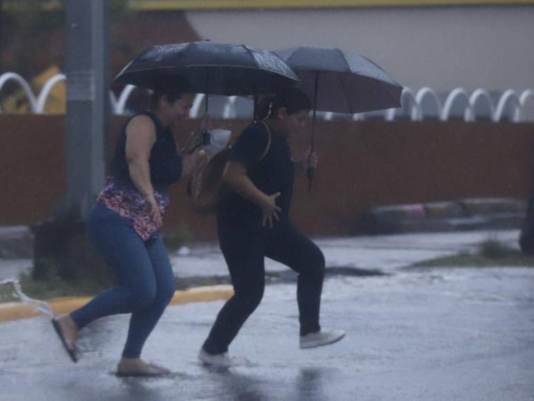 Calles inundadas y tráfico vehicular tras fuerte lluvia en Tegucigalpa